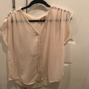 Short sleeve top with pearls